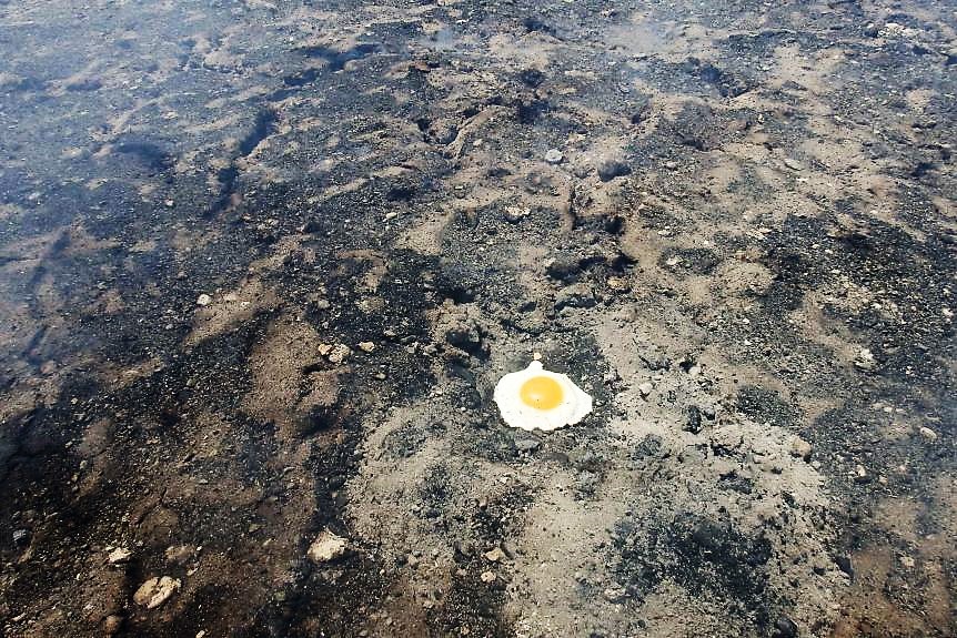 Австралийци пържат яйце на земята